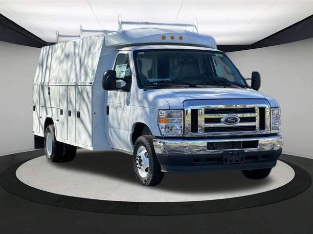 2024 Ford E-450 Cutaway photo 3