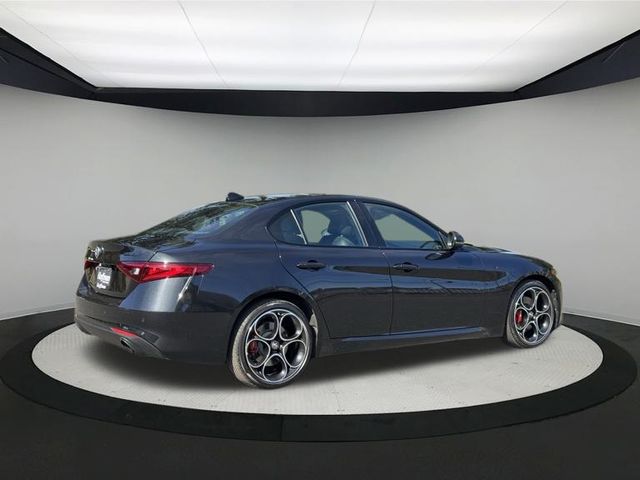 2022 Alfa Romeo Giulia Ti photo 3