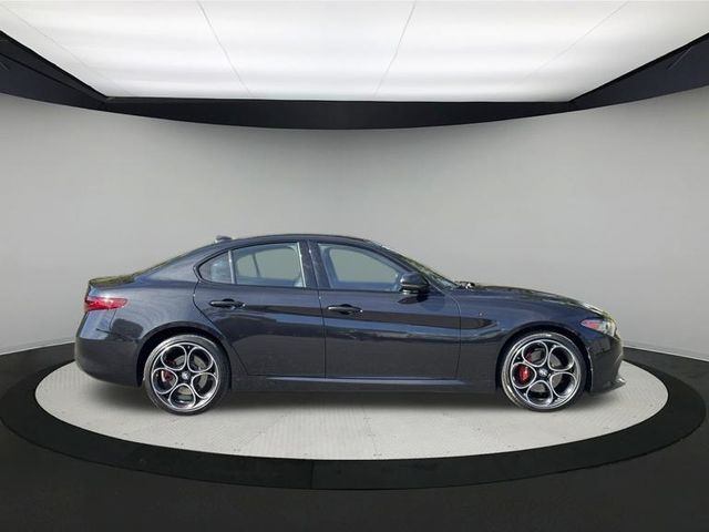 2022 Alfa Romeo Giulia Ti photo 2