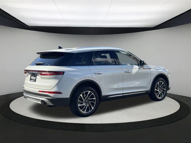 2022 Lincoln Corsair Standard photo 3