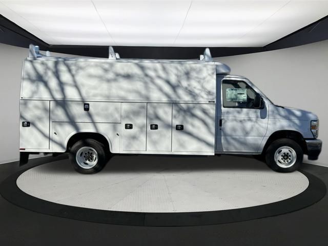 2024 Ford E-450 Cutaway photo 4