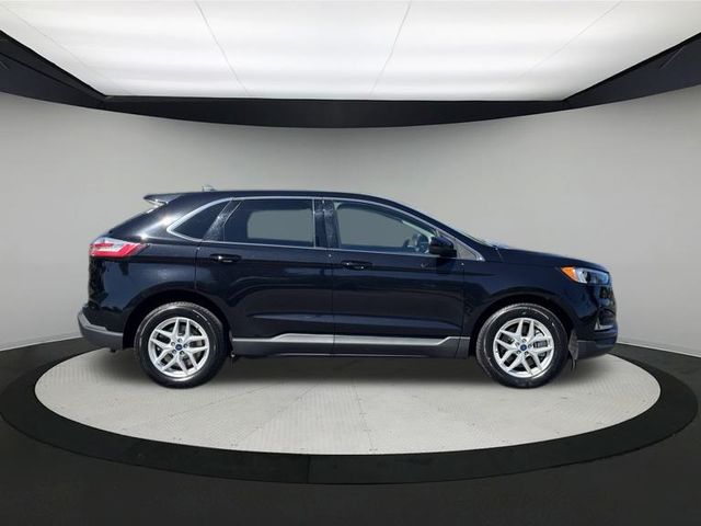 2022 Ford Edge SEL photo 2