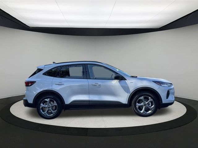 2025 Ford Escape ST-Line photo 2