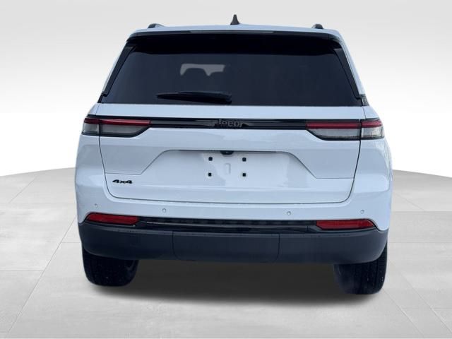 2023 Jeep Grand Cherokee Laredo photo 4