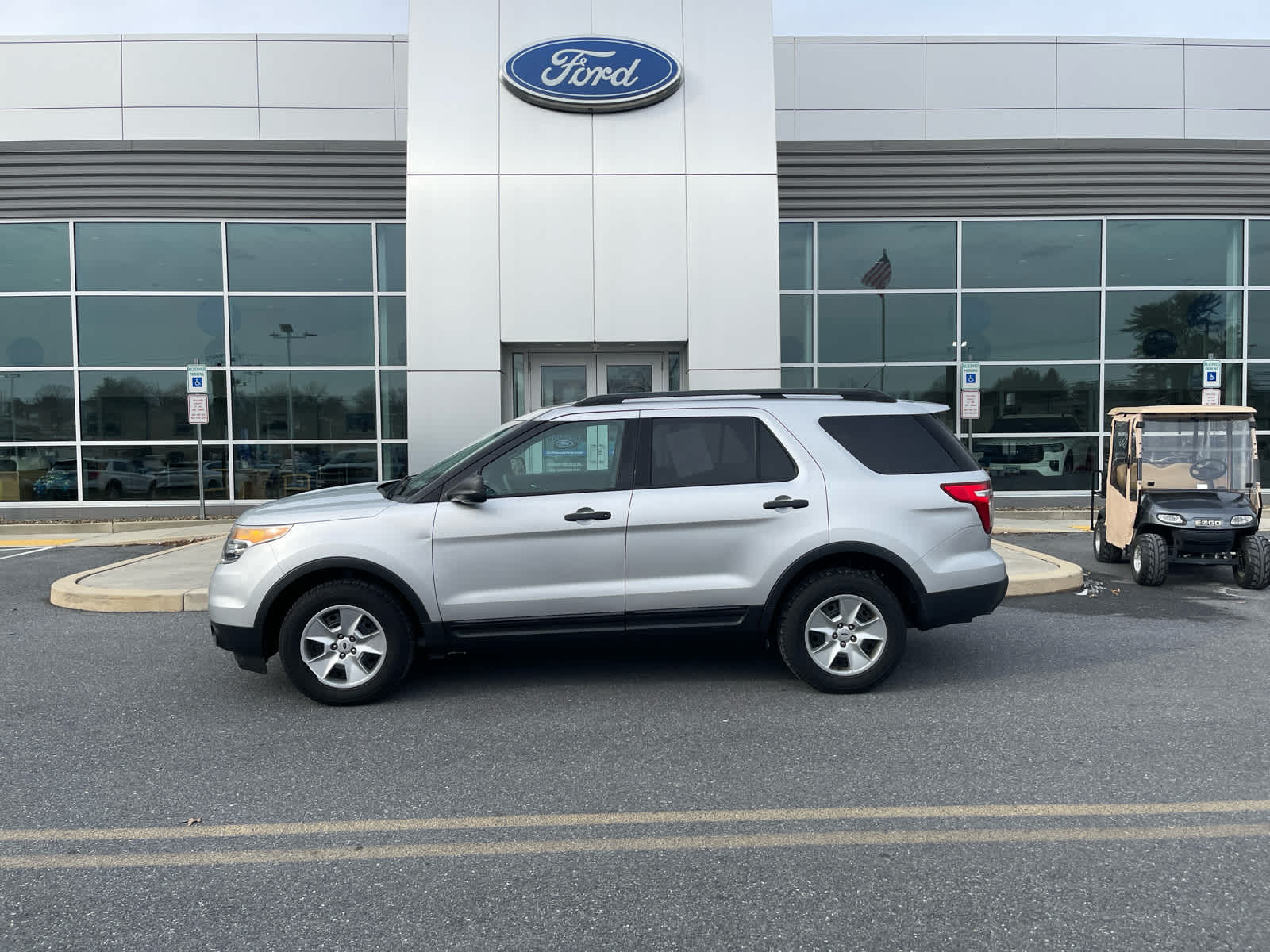 2014 Ford Explorer Base's photo