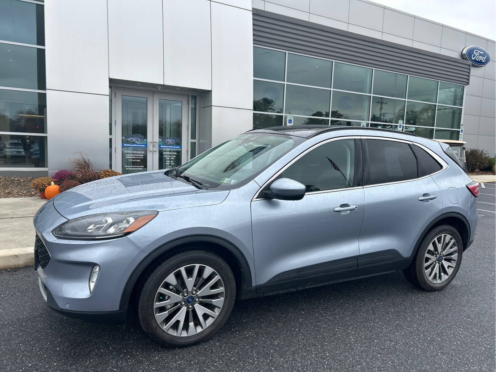 2022 Ford Escape Titanium Hybrid photo 2