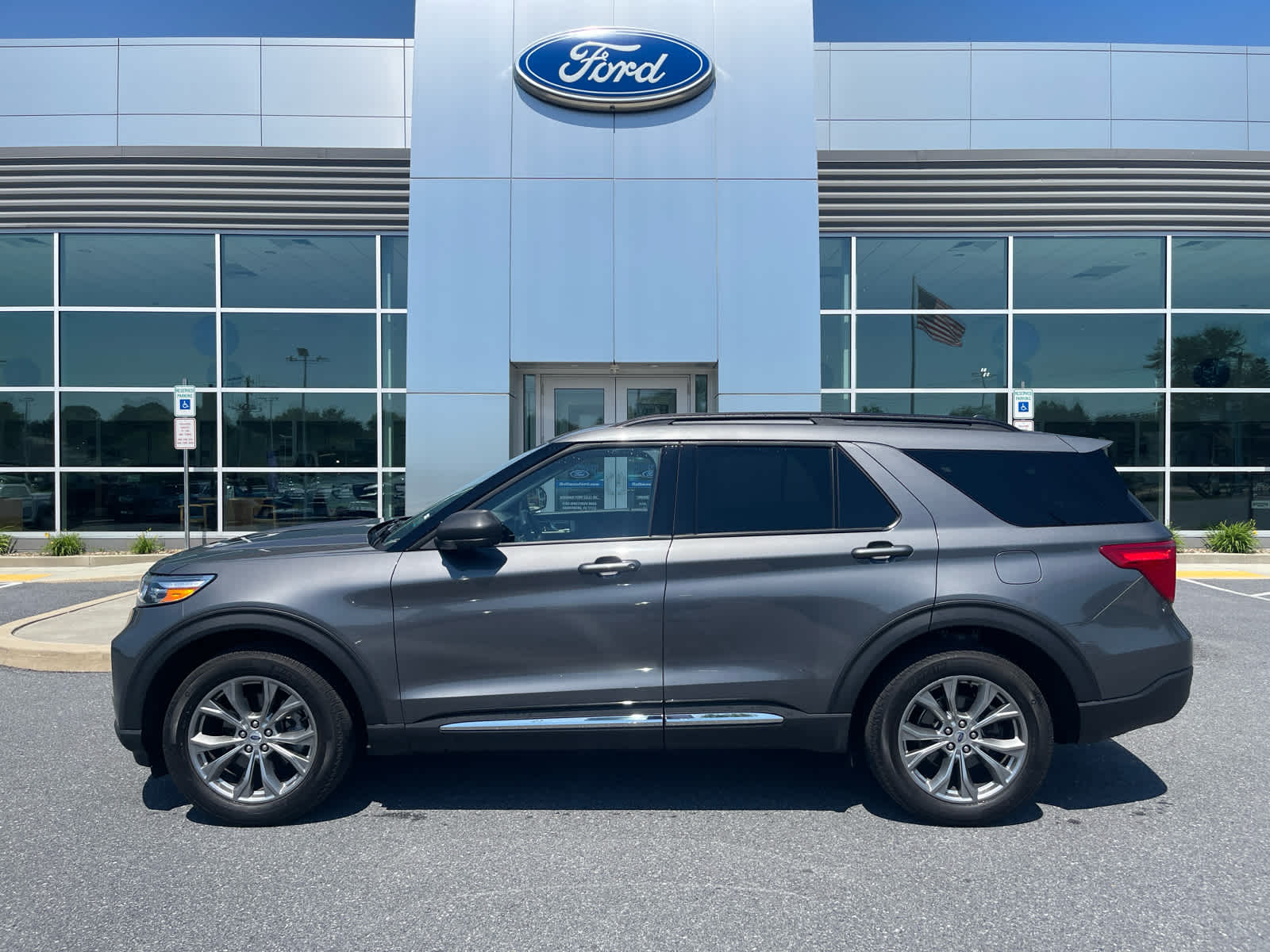 2023 Ford Explorer XLT 4WD's photo