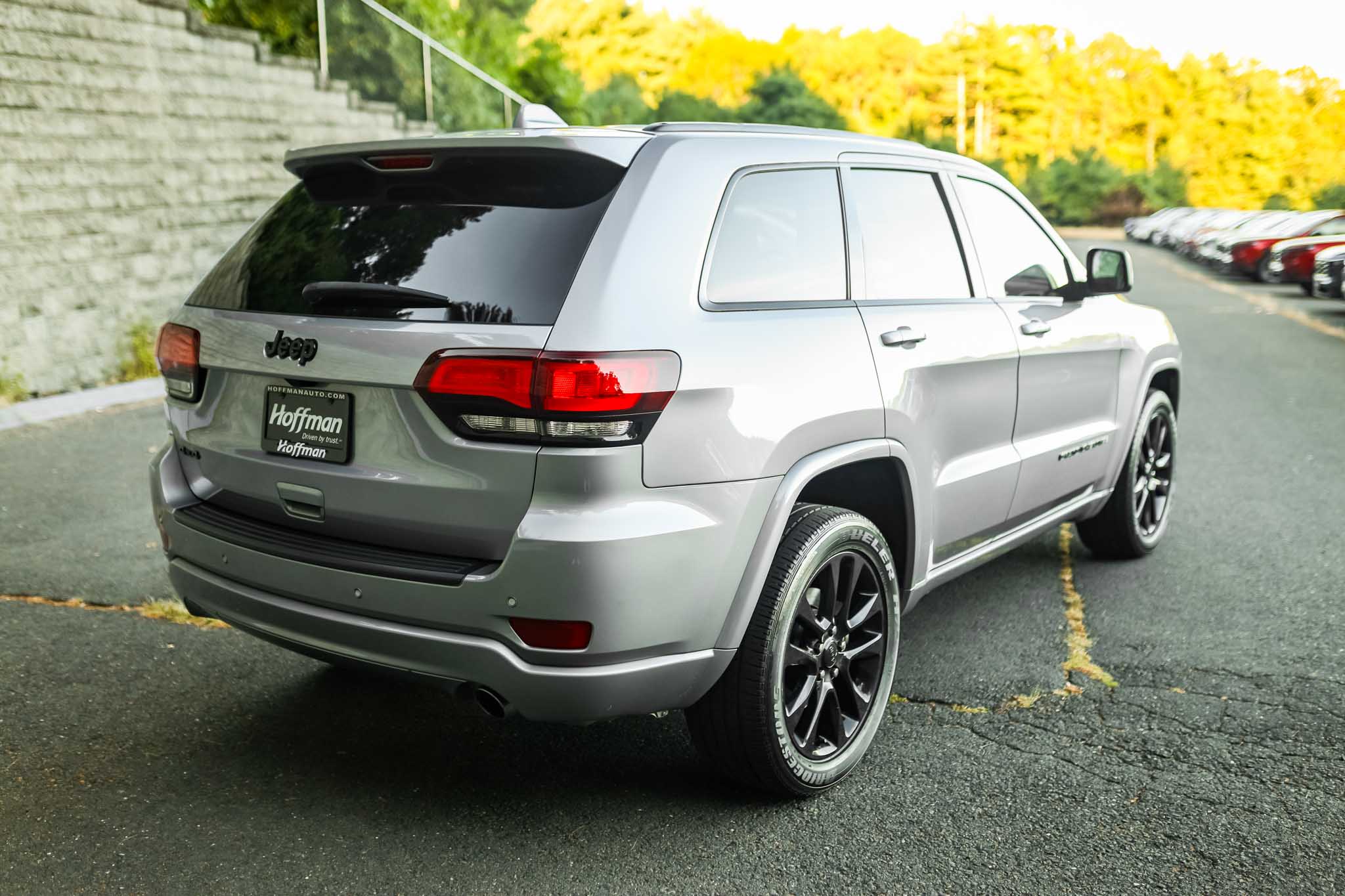 2021 Jeep Grand Cherokee Laredo X photo 2