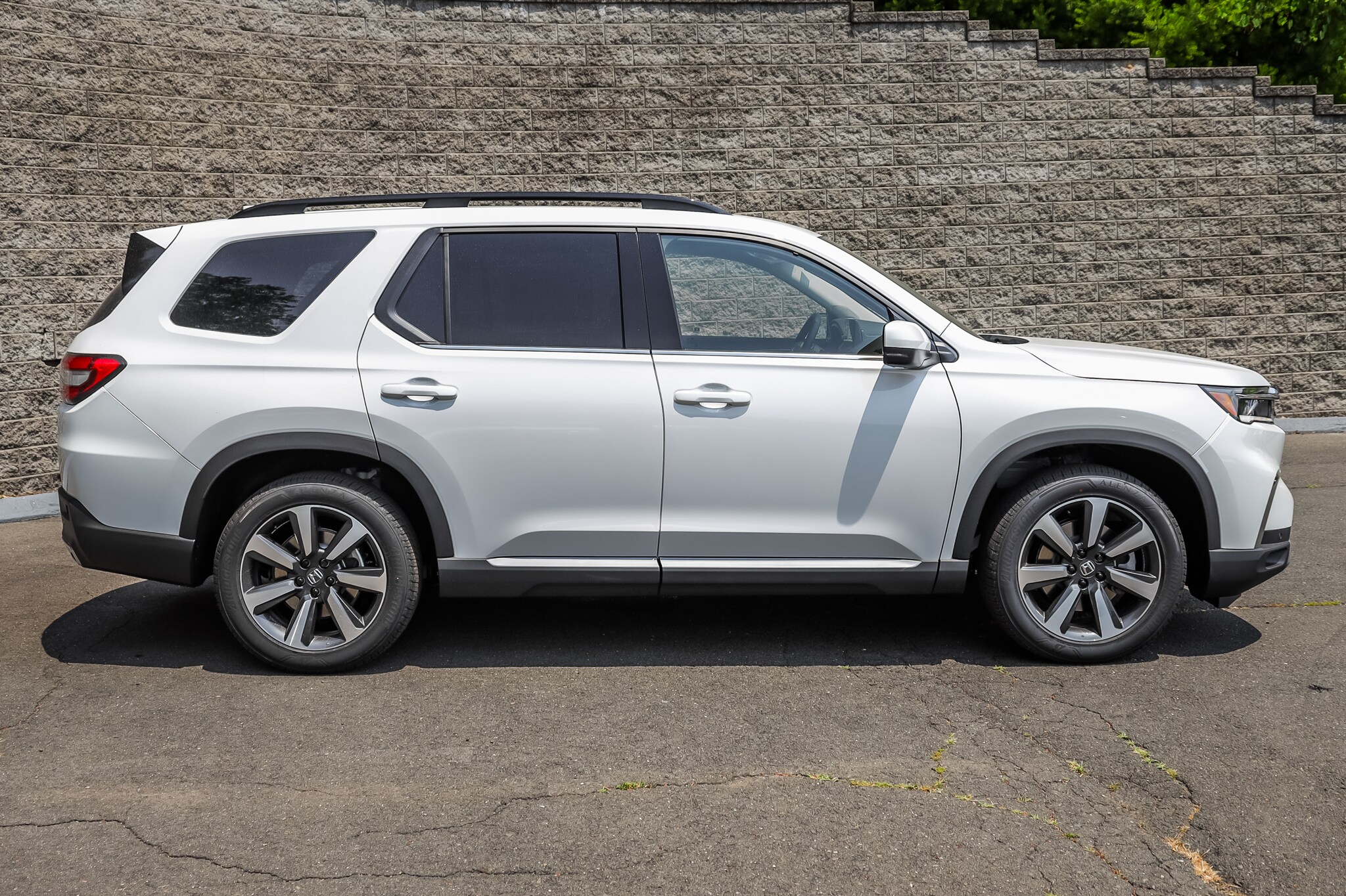 2025 Honda Pilot Touring photo 2