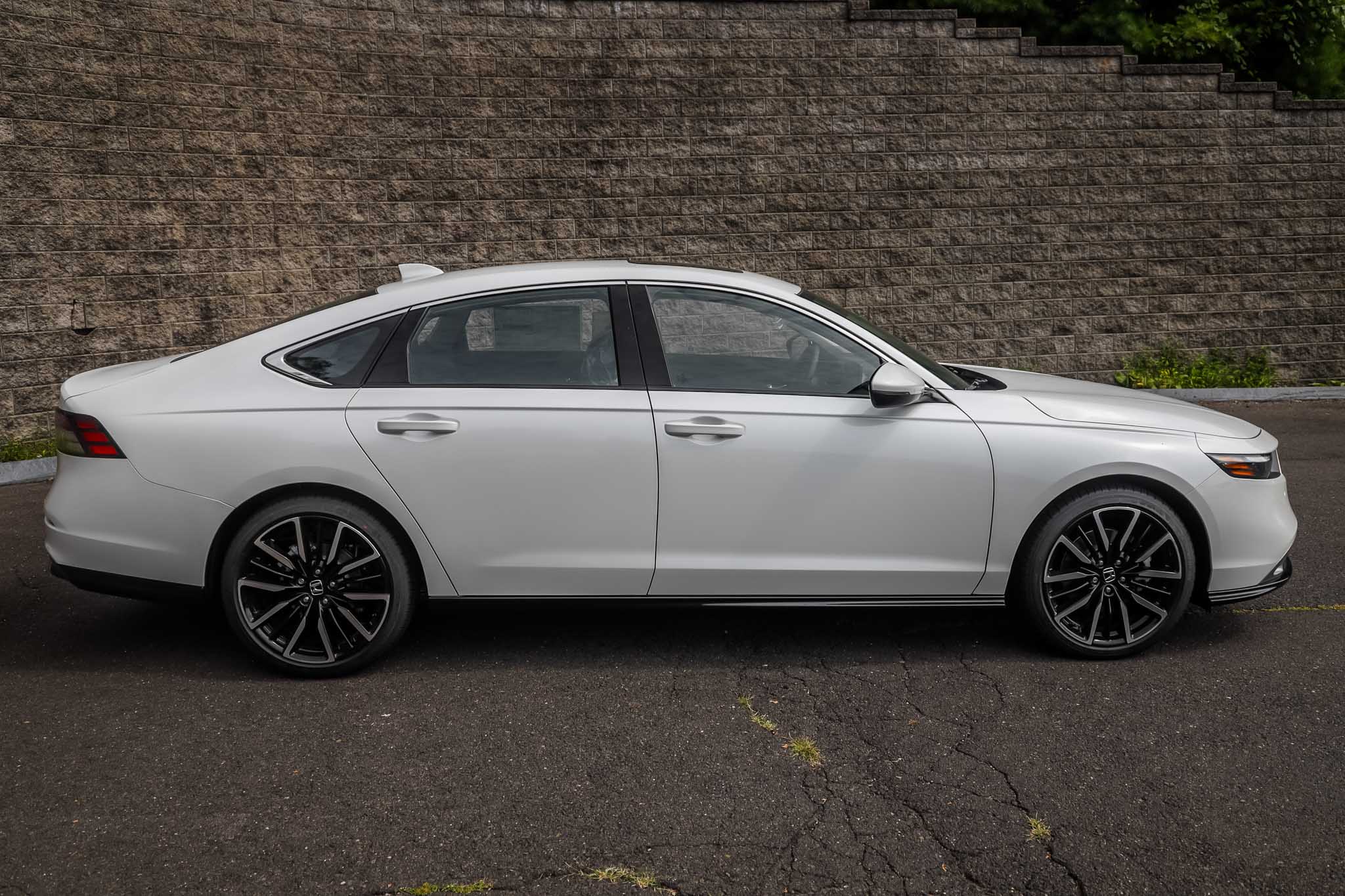 2025 Honda Accord Hybrid Touring photo 2