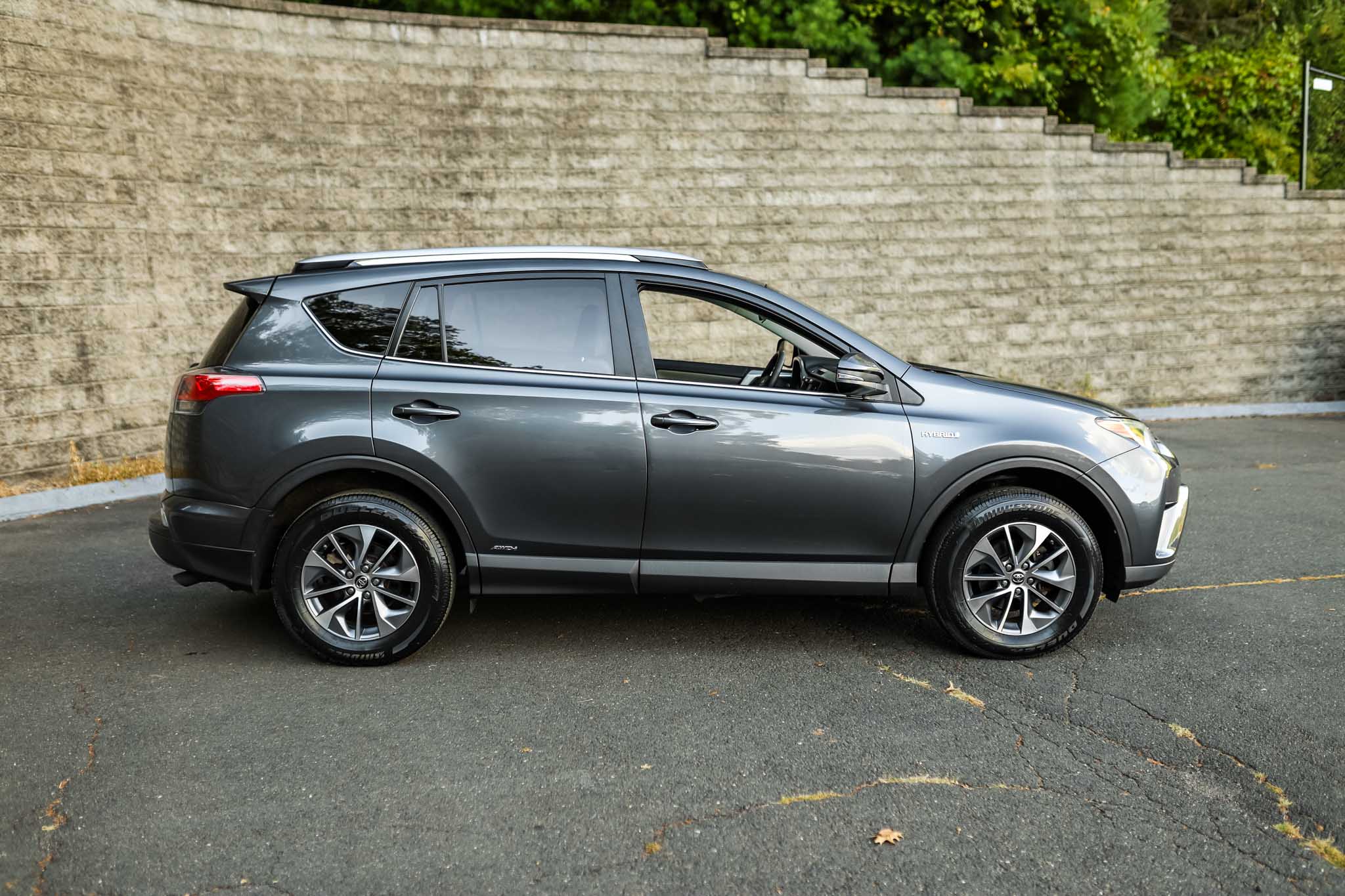 2017 Toyota RAV4 Hybrid XLE photo 3