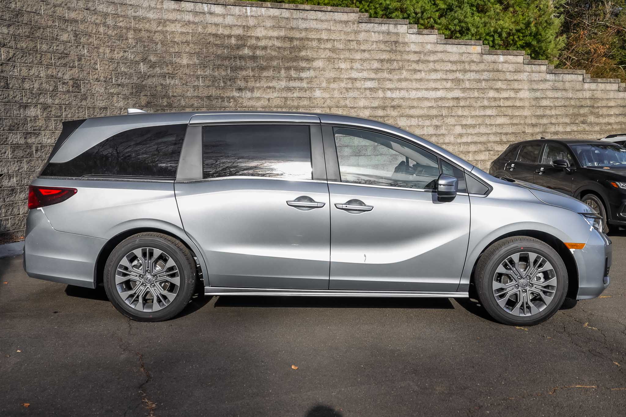 2025 Honda Odyssey Touring photo 2