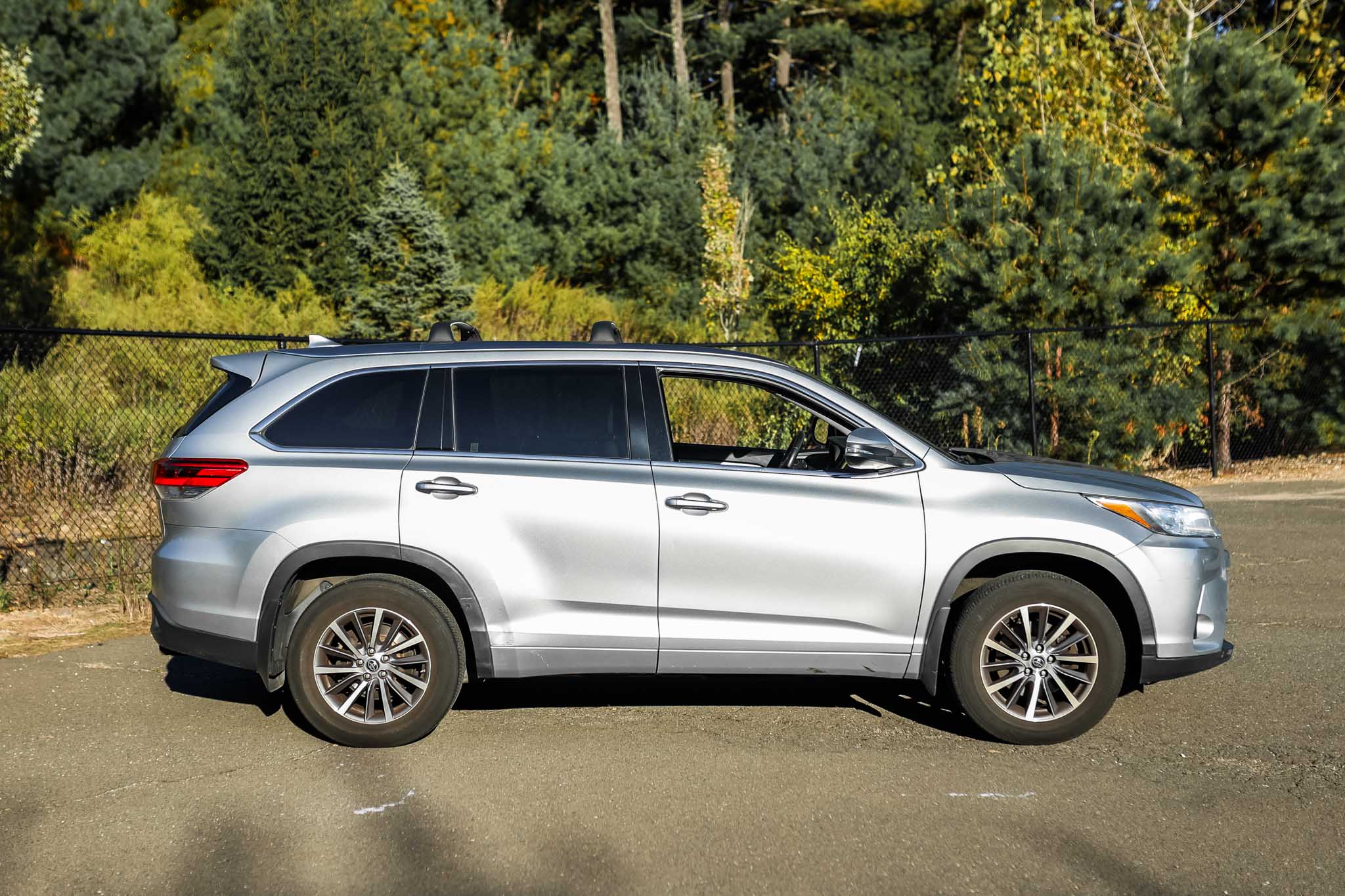 2017 Toyota Highlander SE photo 2