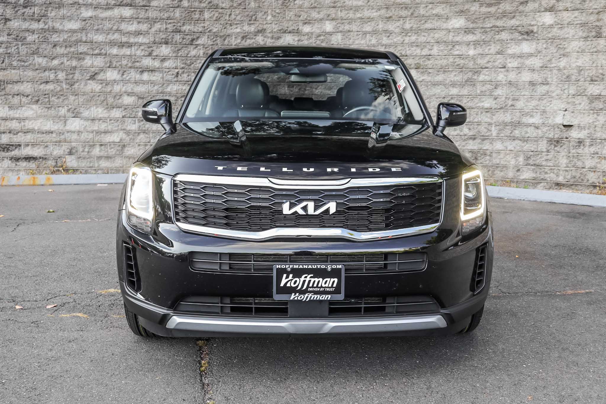 Used 2022 Kia Telluride LX with VIN 5XYP2DHC8NG323583 for sale in Simsbury, CT