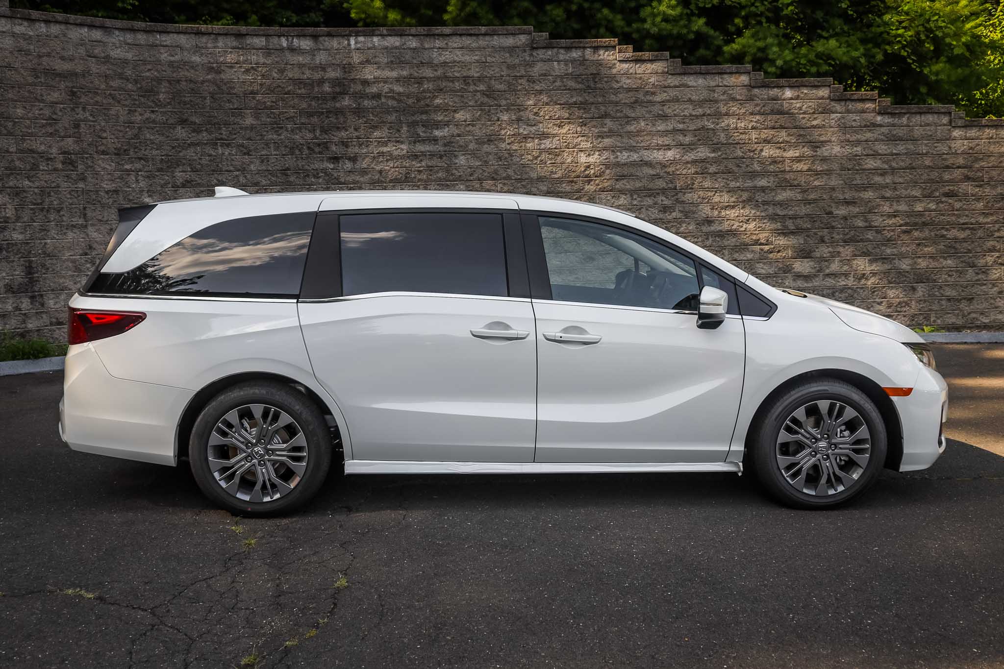 2025 Honda Odyssey Touring photo 2