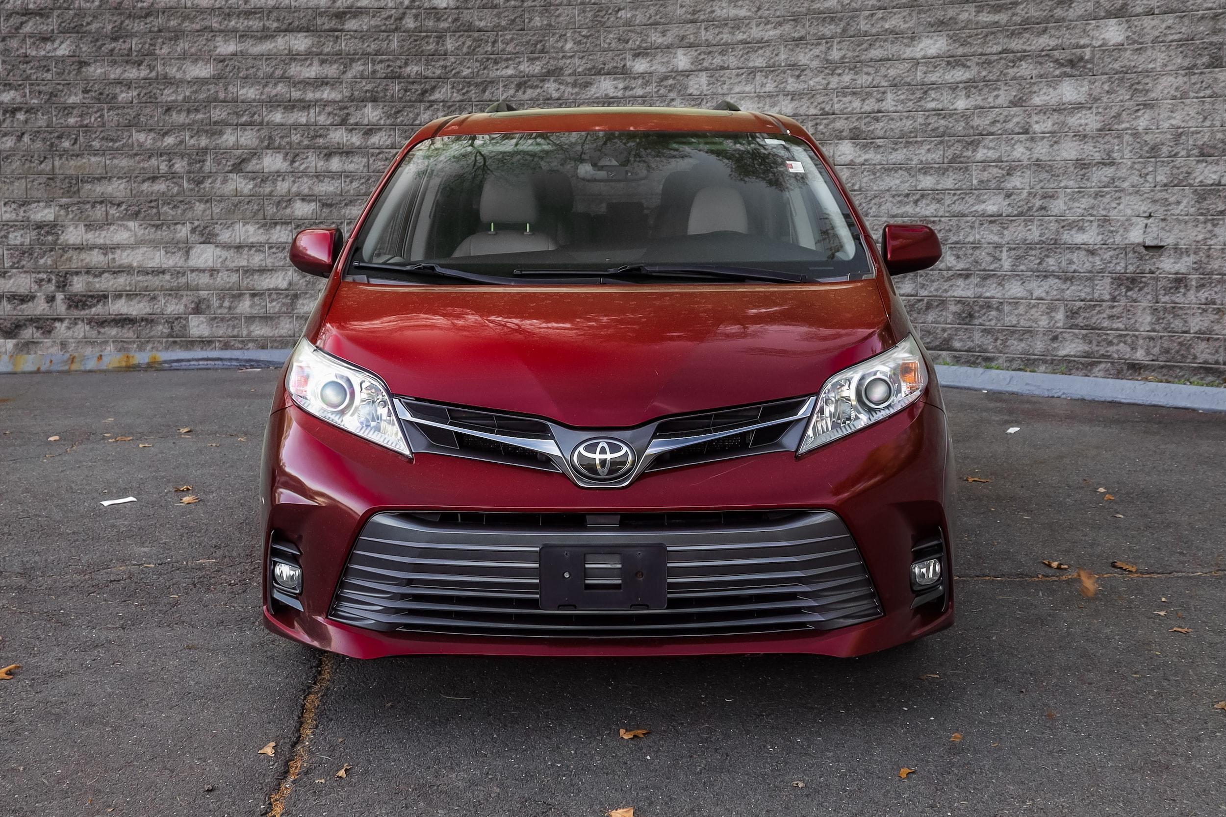 Used 2018 Toyota Sienna XLE with VIN 5TDYZ3DC2JS939082 for sale in Simsbury, CT