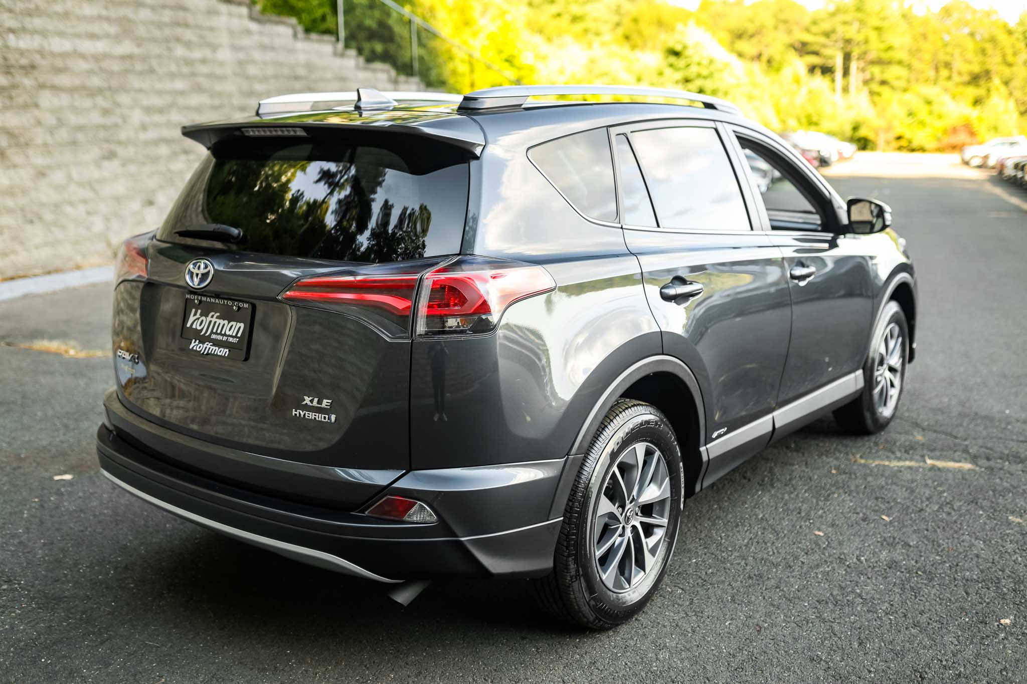 2017 Toyota RAV4 Hybrid XLE photo 4