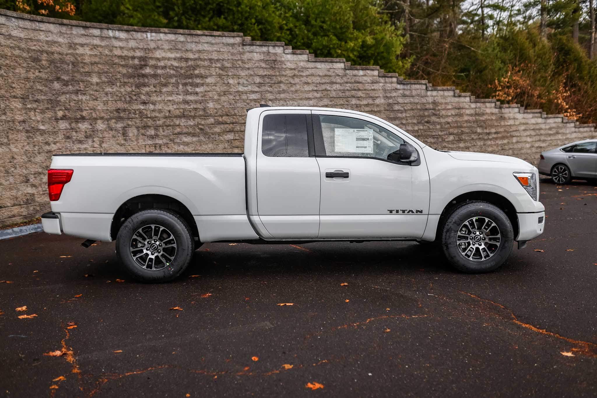 2024 Nissan Titan SV photo 2