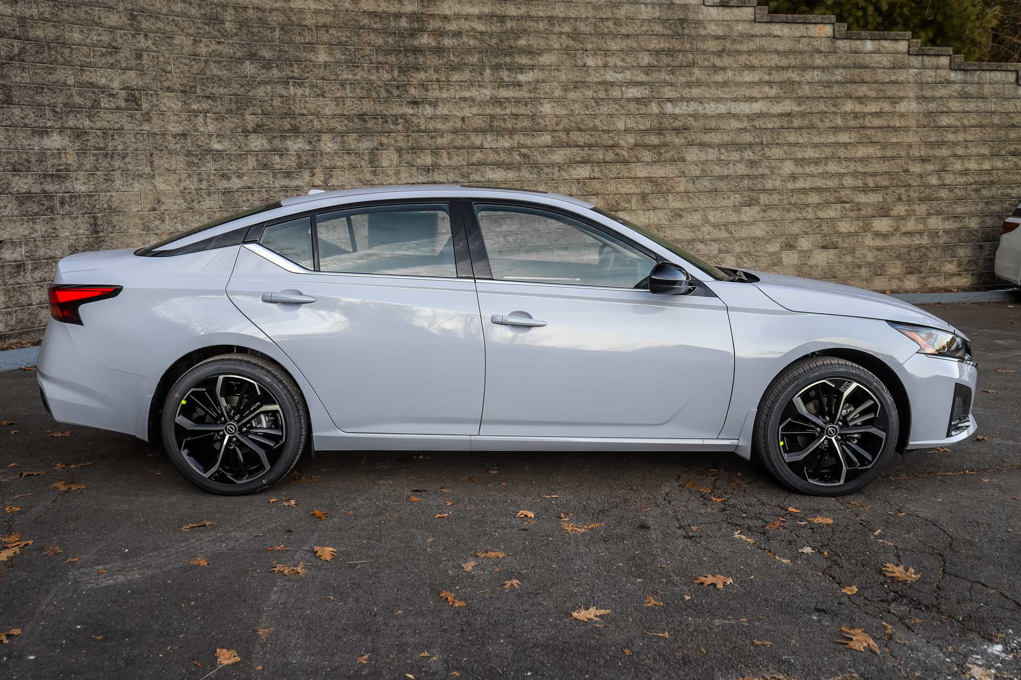 2025 Nissan Altima SR photo 2