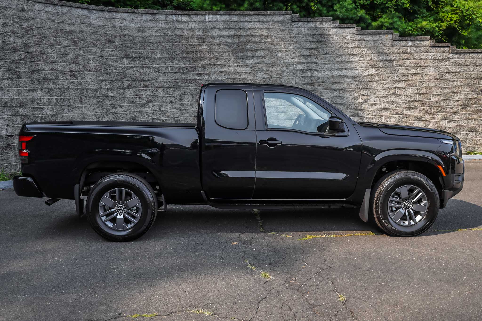 2025 Nissan Frontier SV photo 4