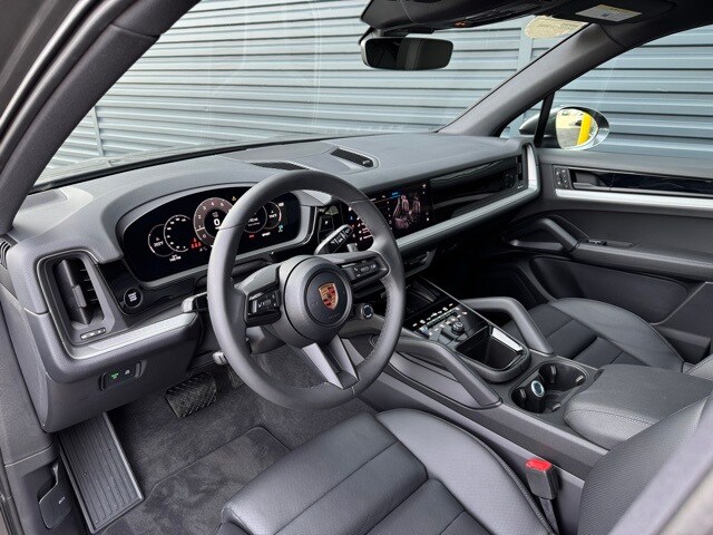 2025 Porsche Cayenne Base photo 4