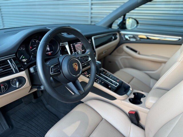 2025 Porsche Macan Base photo 4