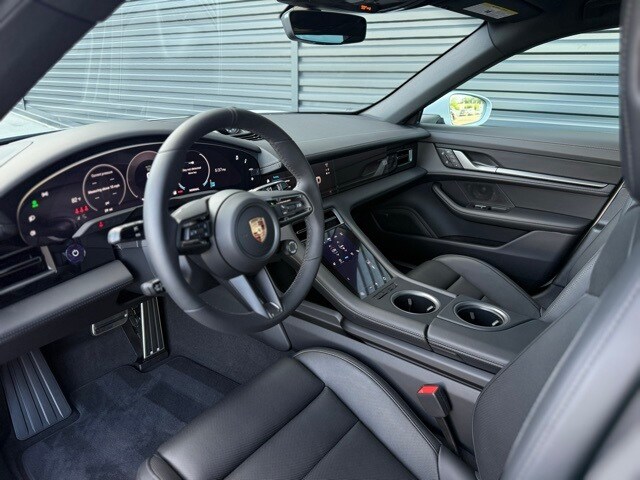 2025 Porsche Taycan 4 photo 4