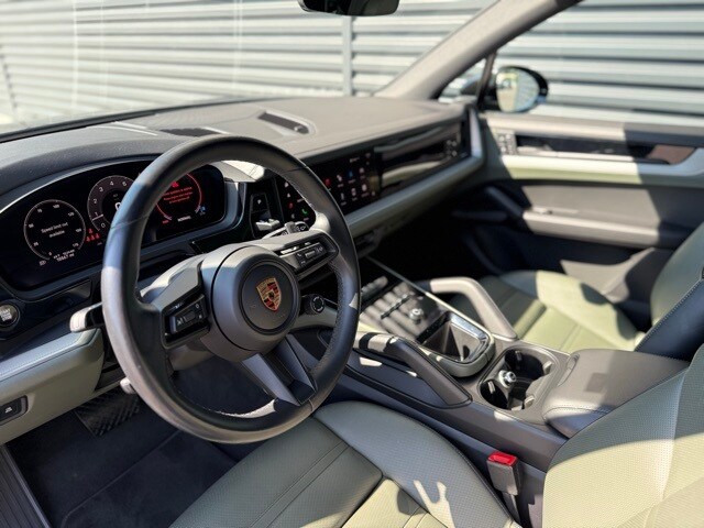 2024 Porsche Cayenne photo 3