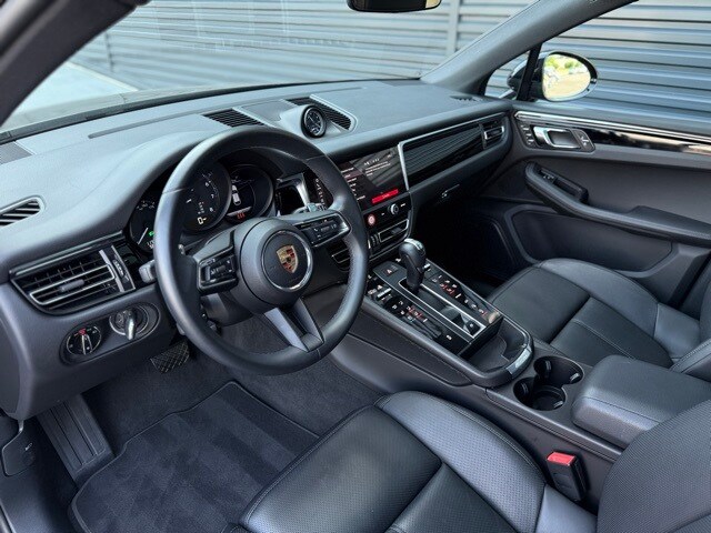 2025 Porsche Macan T photo 4