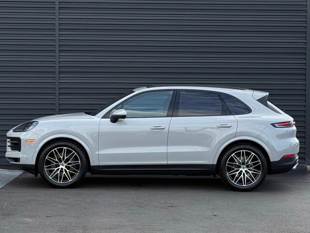 2025 Porsche Cayenne photo 2