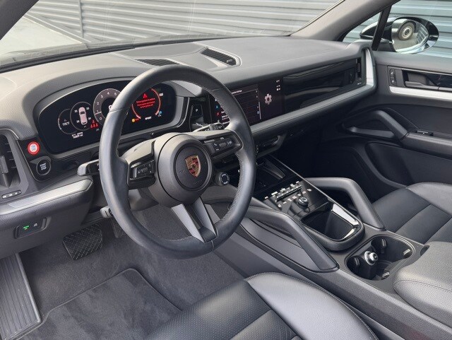 2024 Porsche Cayenne photo 2