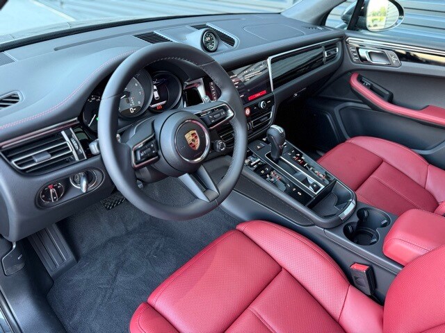 2025 Porsche Macan S photo 4