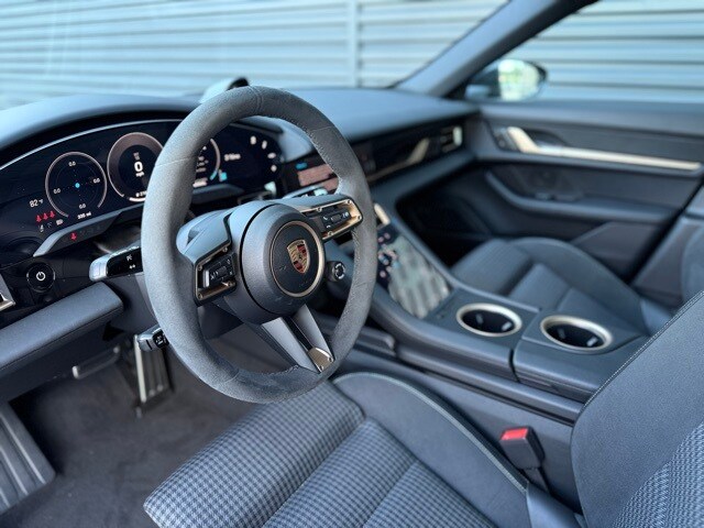 2025 Porsche Taycan 4S photo 4
