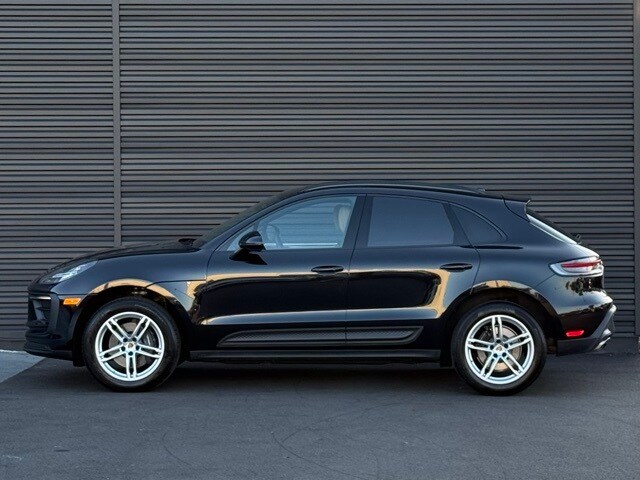 2025 Porsche Macan Base photo 2