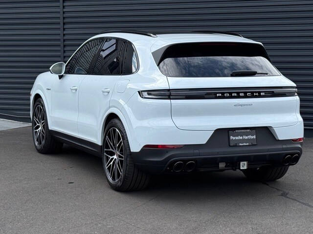 2026 Porsche Cayenne Hybrid photo 3