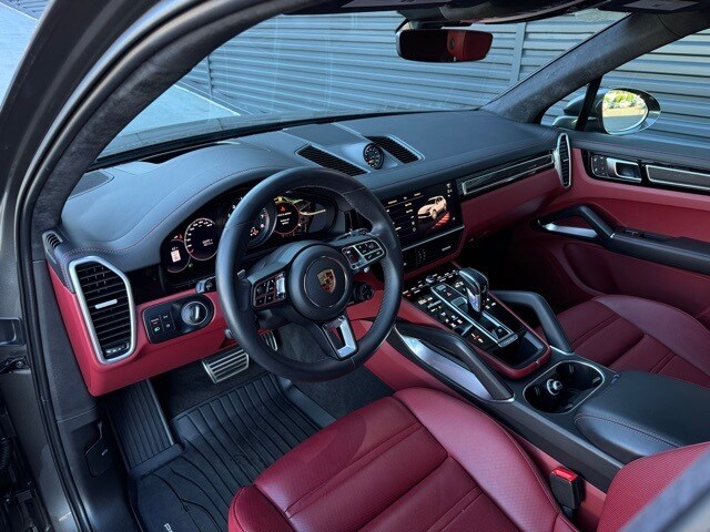 2023 Porsche Cayenne Turbo photo 4