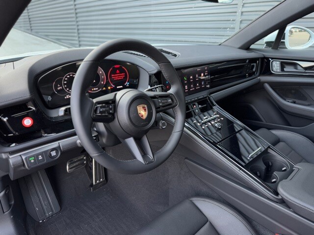 2025 Porsche Panamera 4 photo 4