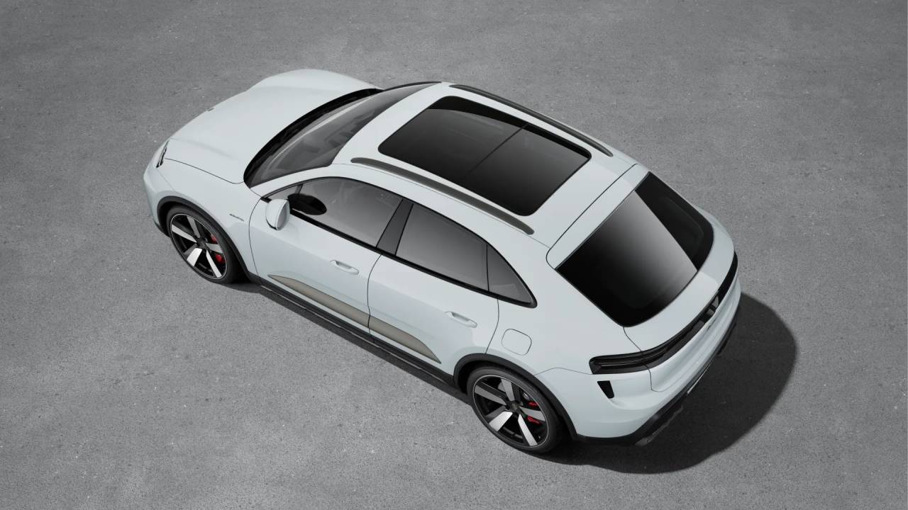 2025 Porsche Macan Electric Turbo photo 2
