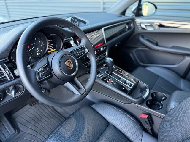 2025 Porsche Macan T photo 4
