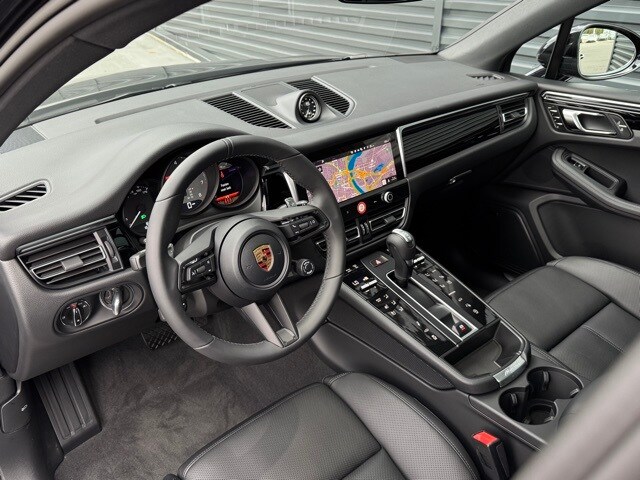 2026 Porsche Macan S photo 4