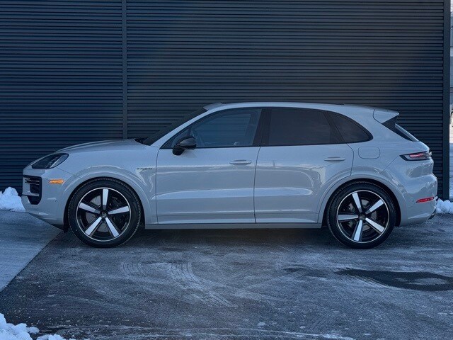 2025 Porsche Cayenne E-Hybrid Turbo photo 2