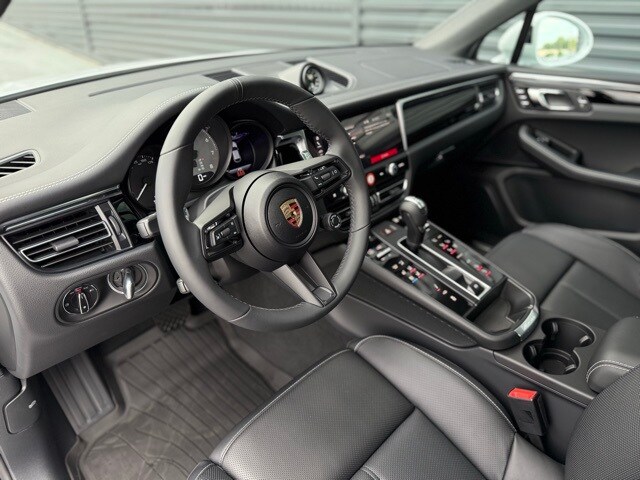 2025 Porsche Macan S photo 4