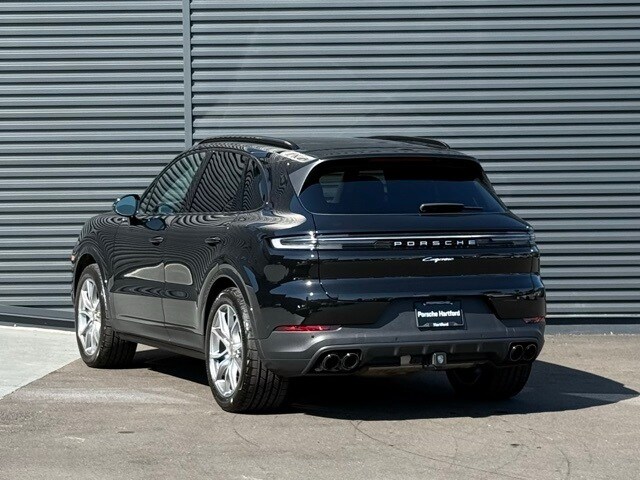 2024 Porsche Cayenne photo 2
