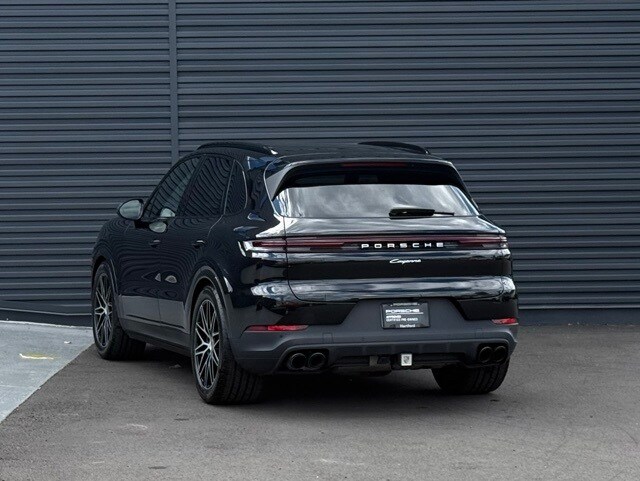 2025 Porsche Cayenne photo 3