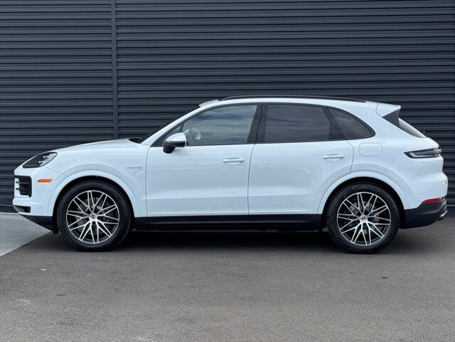 2026 Porsche Cayenne Hybrid photo 2