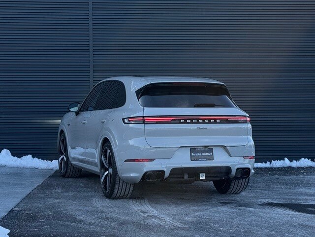 2025 Porsche Cayenne E-Hybrid Turbo photo 3