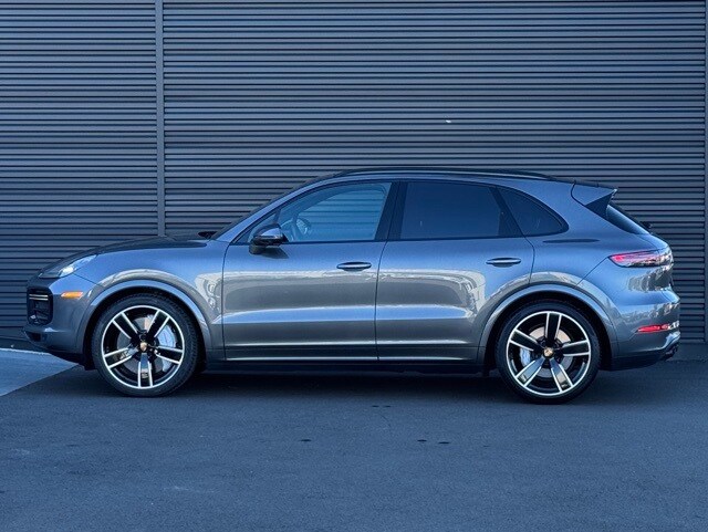 2023 Porsche Cayenne Turbo photo 2