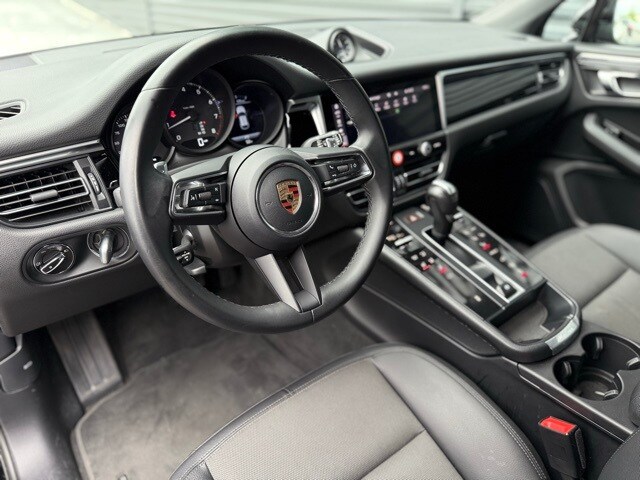2023 Porsche Macan Base photo 2