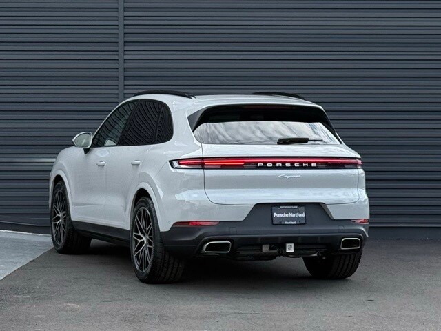 2025 Porsche Cayenne photo 3