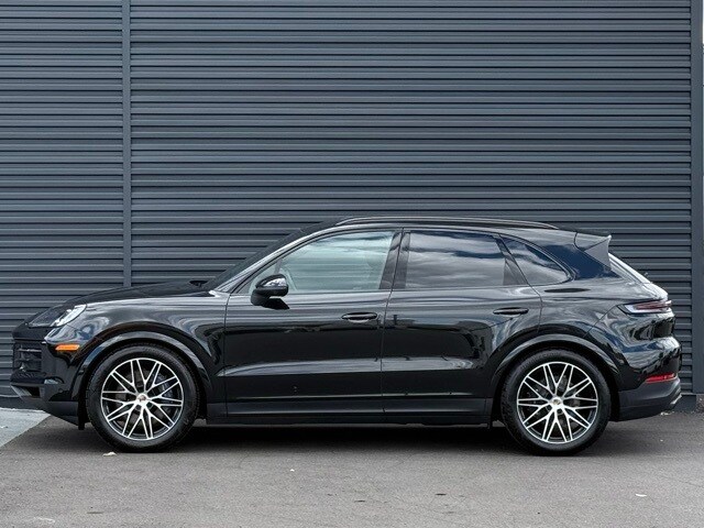2025 Porsche Cayenne photo 2